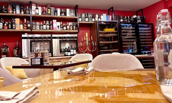 Большой выбор алкоголя вино, виски, водка, коньяк в ресторане Bar Rojo Алматы, Самал-1