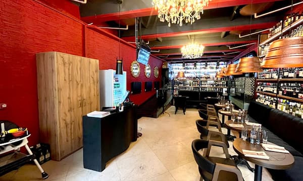 Большой выбор алкоголя вино, виски, водка, коньяк в ресторане Bar Rojo Алматы, Самал-1